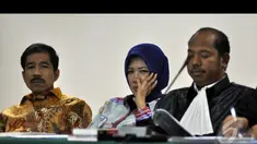 Romi Herton (kiri) dan Istri saat menjalani sidang lanjutan di Pengadilan Tipikor, Jakarta, Kamis (15/1/2015). (Liputan6.com/Miftahul Hayat)