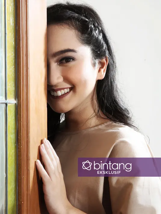 "Kalau obat, itu memang aku ada satu obat yang dikonsumsi dan itu seumur hidup. Itu sebagai pengganti fungsi kelenjarnya, bukan karena ada sakit gimana," ujarnya saat berbincang secara eksklusif dengan Bintang.com. (Bambang E Ros/Bintang.com)