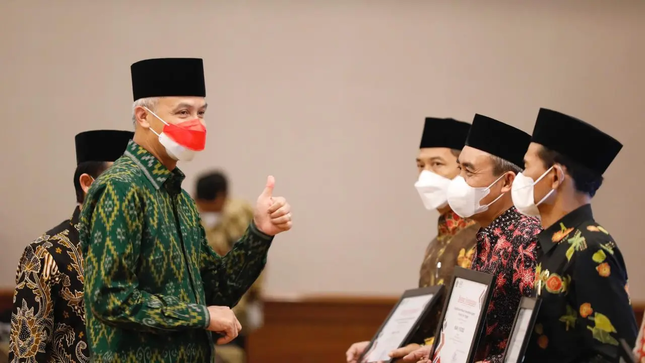 Ganjar Pranowo memberikan bantuan insentif kepada pengajar agama di Jateng. (Istimewa)