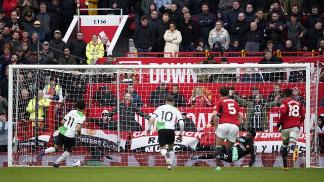 Foto: Gol Penalti Mohamed Salah Gagalkan Comeback MU atas Liverpool di Old Trafford