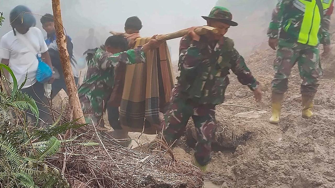 Anggota Koramil 05/Permata TNI AD mengevakuasi sepasang lansia dari wilayah terisolir menuju Puskesmas Buntul di Gucci Desa Burni Pase, Kecamatan Permata, Kabupaten Bener Meriah, Kamis (11/12/2025).