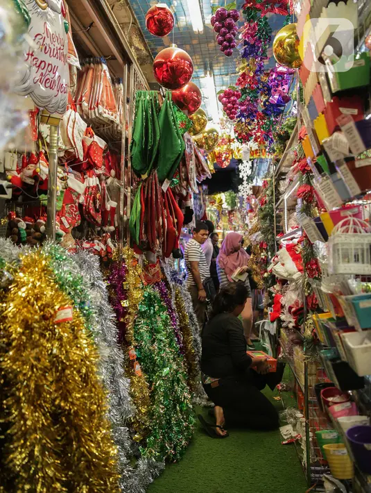 Calon pembeli memilih pernak-pernik Natal yang dijual di Pasar Asemka, Glodok, Jakarta, Kamis (12/12/2019). Umat Kristiani mulai mendatangi pusat perbelanjaan untuk berburu pernak-pernik penghias rumah dan pohon Natal. (Liputan6.com/Faizal Fanani)