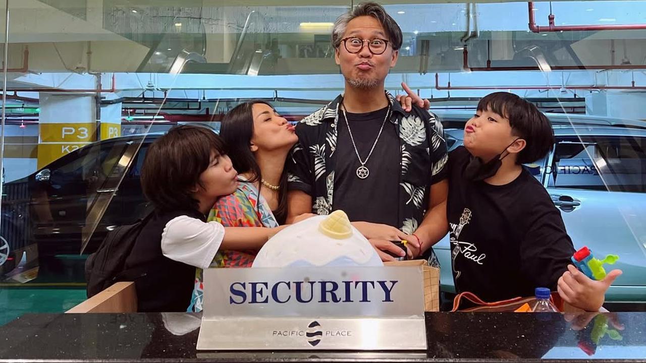 Ernest Cokelat Unggah Foto Lawas Bareng Nirina Zubir, Netizen Dibuat Salah Fokus dengan Lirikan Matanya