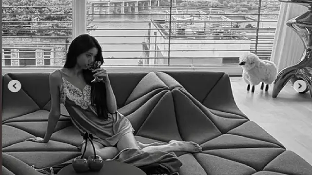 Wonyoung IVE Pose Santai di Rumah Mewahnya, Sofa Modular Curi Atensi