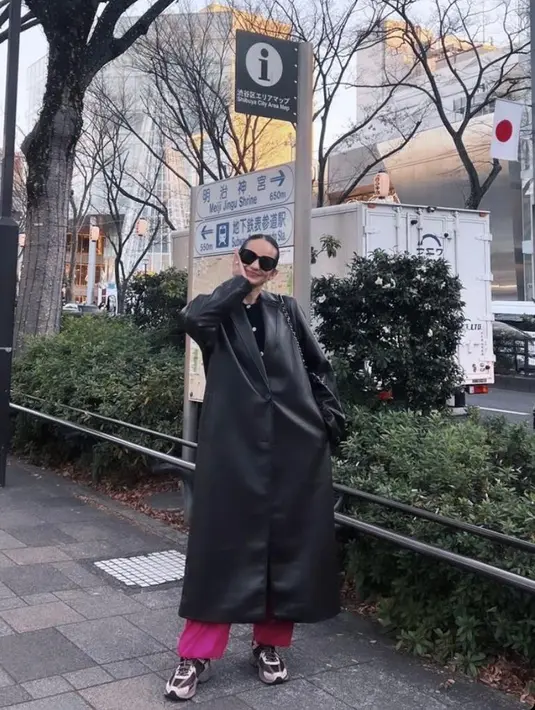 Padu padan leather long coat dan long pants warna fuchsia bikin tampilan Enzy makin stand out. [@enzystoria]