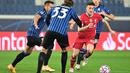 Striker Liverpool, Diogo Jota, berebut bola dengan bek Atalanta, Hans Hateboer, pada laga lanjutan Liga Champions 2020/2021 di Gewiss Stadium, Rabu (4/11/2020) dini hari WIB. Liverpool menang 5-0 atas Atalanta. (AFP/Miguel Medina)
