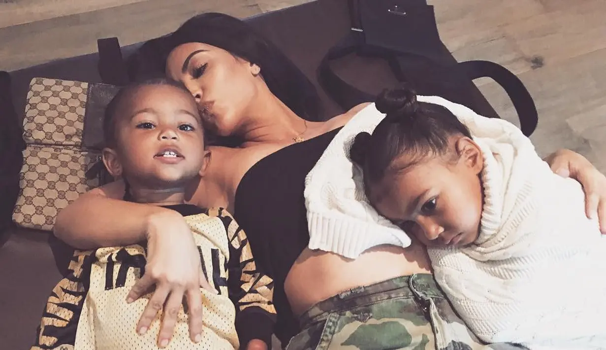 Saint West sendiri dikabarkan menderita paru-paru basah sehingga harus berada di Rumah Sakit ditemani oleh Kim Kardashian dan Kanye West. (instagram/kimkardashian)
