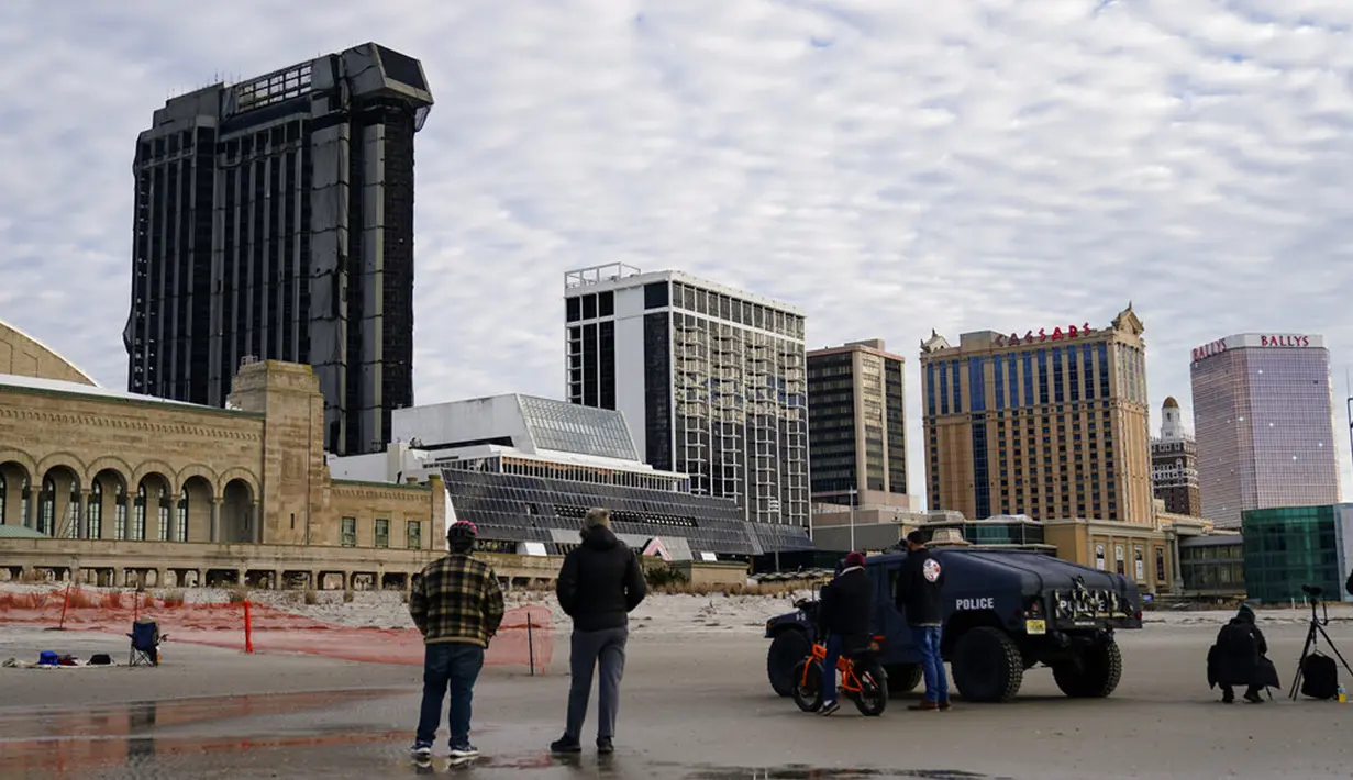 Kondisi Trump Plaza Hotel and Casino sebelum diledakkan, Atlantic City, New Jersey, Amerika Serikat, Rabu (17/2/2021). Trump Plaza Hotel and Casino ditutup pada 2014 lalu.(AP Photo/Matt Rourke)