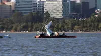 Ekor pesawat Grunman G-73 Mallard -- yang ditumpangi WNI bernama Endah Cakrawati, diangkat dari sungai di Perth. (ABC News/Tom Wildie)
