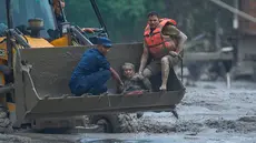 Tim penyelamat menggunakan alat berat untuk membawa korban banjir bandang ke tempat aman di sepanjang Sungai Trishuli di distrik Nuwakot, Nepal, Rabu, 26 Agustus 2026. (Foto AP/Niranjan Shrestha)
