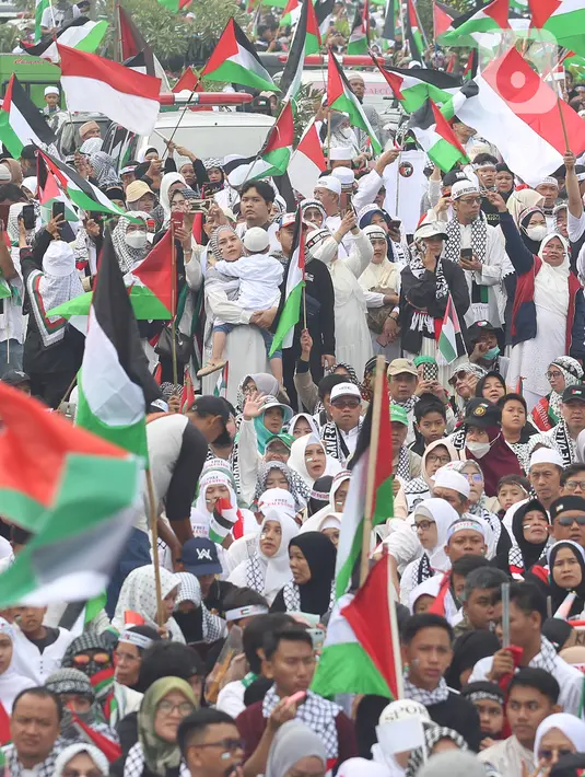 Satu jalur di kawasan tersebut ditutup karena digunakan untuk berkumpul massa. (merdeka.com/Arie Basuki)