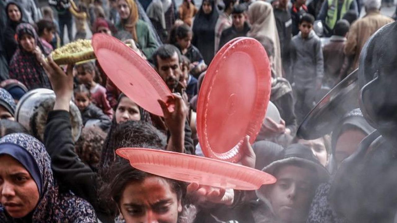 Di sebuah sekolah pemerintah yang diubah menjadi kamp pengungsian, warga Palestina menghadapi kelaparan.&nbsp;Mohammed Abed/AFP