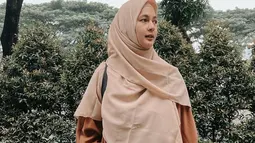 Sejumlah penggemar dan rekan artis begitu takjub dan terkesima dengan penampilan Paula Verhoeven yang manglingi. Di kolom komentar netizen menyebut penampilan wanita 35 tahun itu dalam balutan hijab terlihat adem. (Liputan6.com/IG/@paula_verhoeven)