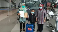 Anak laki-laki terlantar di Jeddah dipulangkan ke Indonesia (Dok KJRI Jeddah).