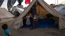 Setiap ruang, setiap gang, setiap jalan dipenuhi oleh warga Palestina yang mengungsi. Bagi mereka, tak ada tempat lain selain di sana. (AP Photo/Ashraf Amra)