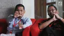 Direktur Bisnis PT Industri Telekomunikasi Indonesia (PT INTI), Teguh Adi Suryandono (kiri) menunggu panggilan oleh penyidik di Gedung KPK, Jakarta, Senin (26/8/2019). Teguh diperiksa sebagai saksi untuk tersangka Direktur Keuangan PT Angkasa Pura II nonaktif Andra Y Agussalam. (merdeka.com/Dwi Narw