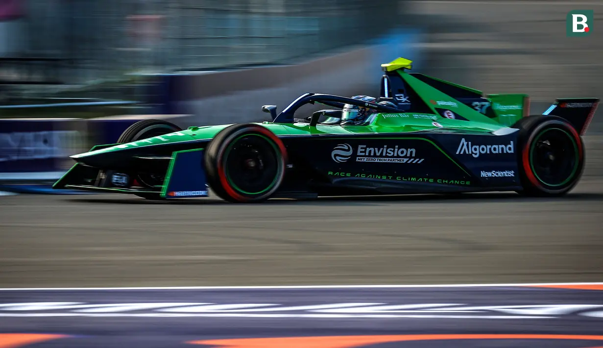 Pebalap Envision Racing, Nick Cassidy memacu mobilnya saat sesi latihan bebas Jakarta E-Prix 2023 yang berlangsung di Jakarta Intenational E-Prix Circuit (JIEC), Ancol, Jakarta, Jumat (02/06/2023). (Bola.com/Bagaskara Lazuardi)