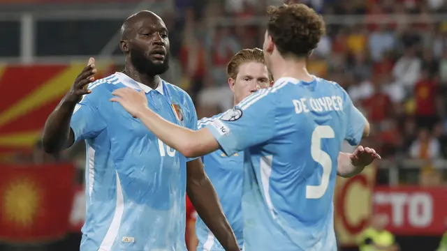 Maxim De Cuyper merayakan gol pembuka Belgia bersama Romelu Lukaku dan Kevin De Bruyne