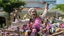 Para penari menampilkan tarian Yosakoi saat kegiatan Festival Remo-Yosakoi di Surabay, Minggu, 12 Juli 2026. (AFP/ Juni Kriswanto)