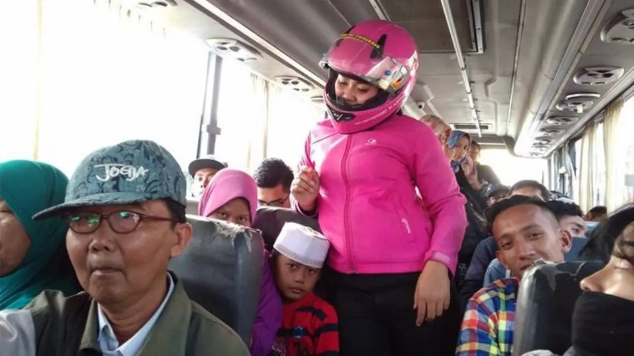 [Bintang] Bukan Gila, Ini Alasan Menyedihkan Cewek Pakai Helm di Dalam Bus
