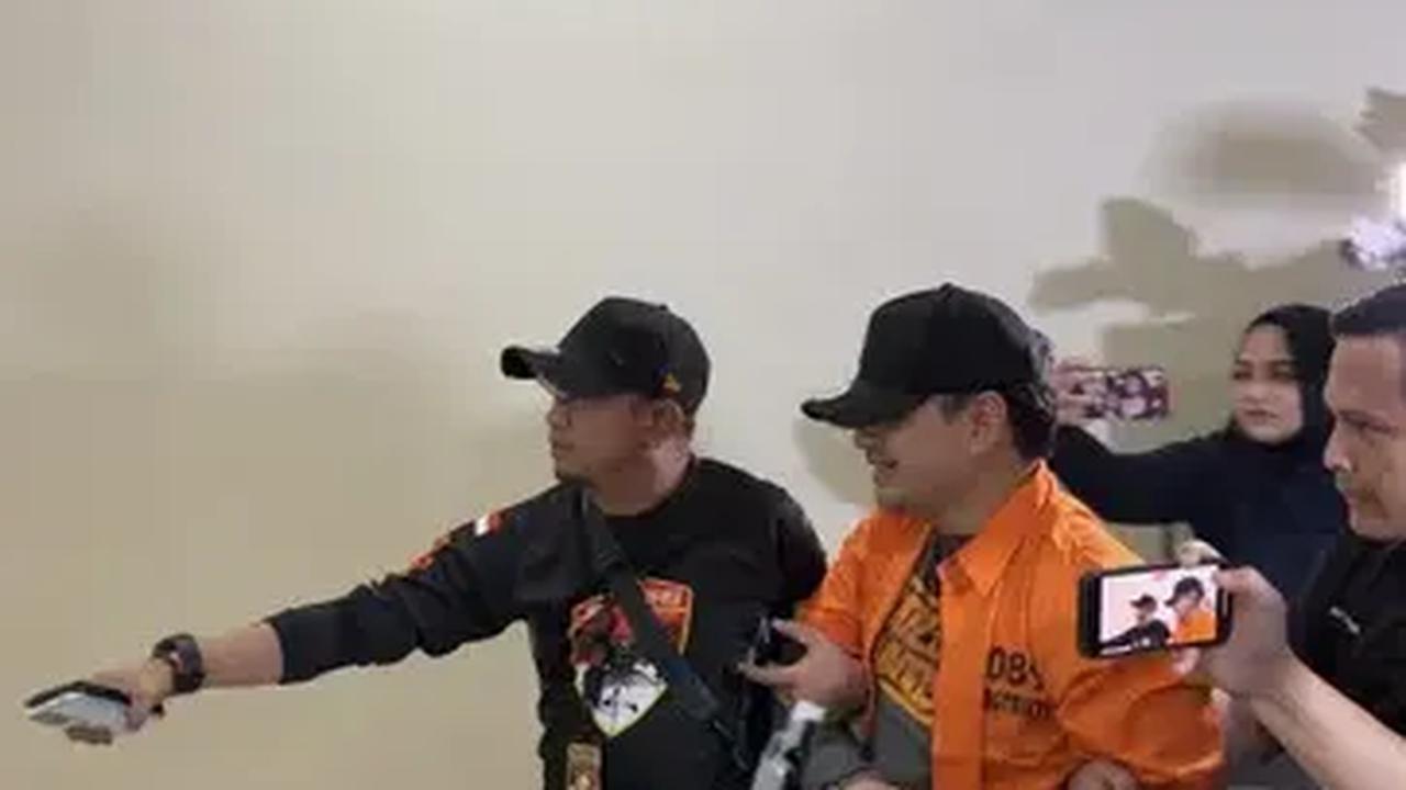 Tersangka kasus kepemilikan senjata api (senpi) ilegal, Mahendra Dito Sampurna alias Dito Mahendra dibawa ke Bareskrim Polri. Dia menyatakan akan mengungkap fakta atas penangkapannya.<br>