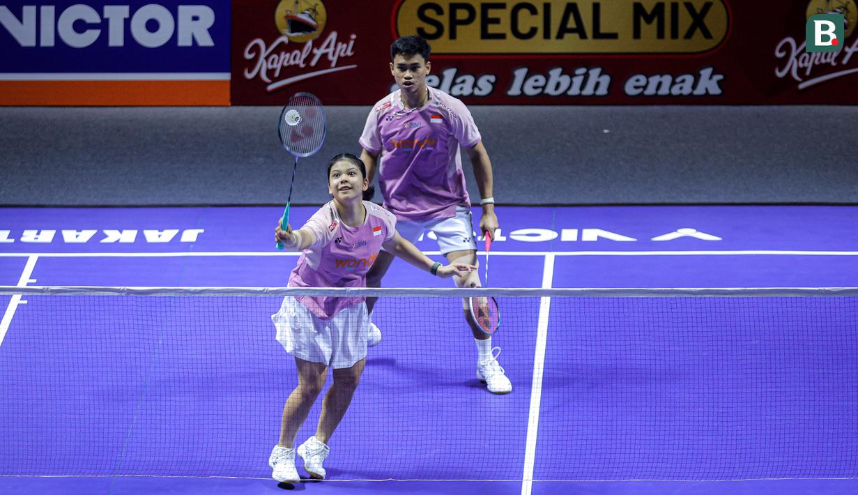 <p>Pebulu tangkis ganda campuran Indonesia, Felisha Alberta Pasaribu/Jafar Hidayatullah berusaha mengembalikan kok ke arah pasangan Malaysia, Wong Tien Ci/Lim Chiew Sien dalam laga 32 besar Indonesia Open 2025 di Istora Senayan, Jakarta, Selasa (03/06/2025). (Bola.com/Bagaskara Lazuardi)</p>
