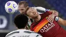 Bek Juventus, Giorgio Chiellini menyundul bola melewati pemain AS Roma, Edin Dzeko pada pekan kedua Liga Italia Serie A 2020-2021 di Stadion Olimpiade Roma, Minggu (27/9/2020). Juventus bermain imbang 2-2 di kandang AS Roma. (AP Photo/Gregorio Borgia)