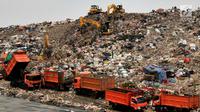 Antrean truk sampah dari Jakarta saat akan menurunkan muatan di TPST Bantar Gebang, Bekasi, Jawa Barat, Senin (18/3). TPST Bantar Gebang diprediksi bakal penuh pada tahun 2021 mendatang. (merdeka.com/Arie Basuki)