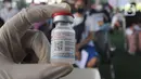 Petugas kesehatan memperlihatkan botol vaksin moderna saat vekasinasi dosis ketiga di kolong flyover Ciputat, Tangerang Selatan, Sabtu (2/4/2022). Selain untuk melengkapi vaksin COVID-19, booster menjadi syarat perjalanan mudik lebaran tahun 2022. (merdeka.com/Arie Basuki)