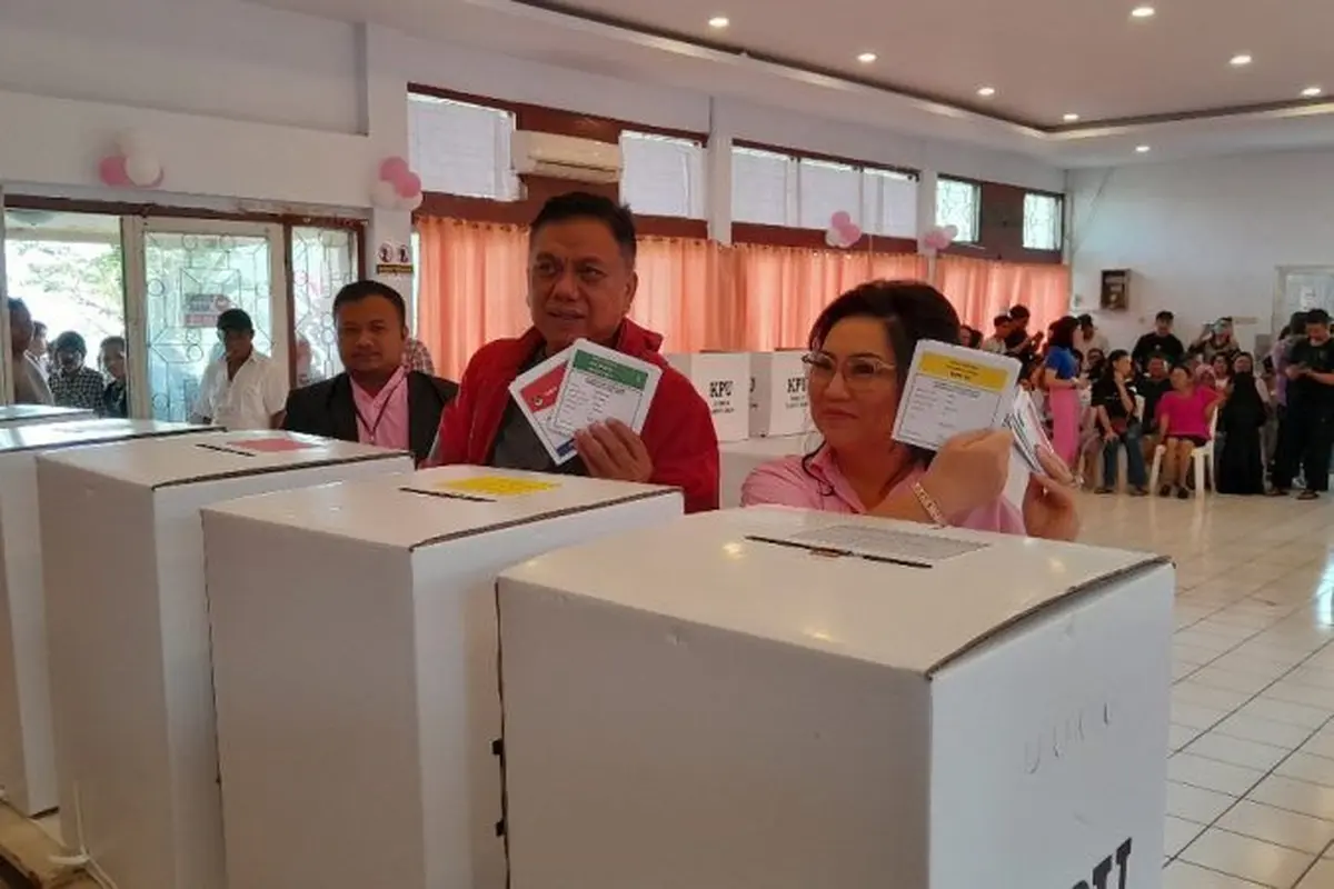 Ketua DPD PDI Perjuangan Sulut Olly Dondokambey bersama istrinya Rita Tamuntuan saat melakukan pencoblosan di TPS 3 Kelurahan Bumi Beringin, Kecamatan Wenang, Kota Manado, Sulut, dalam pemungutan suara, Rabu (14/2/2024).