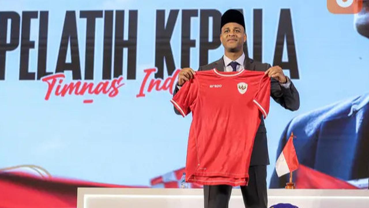 VIDEO: Kluivert Berpeci Pose Pegang Jersey Timnas Indonesia, Kocak Turun Gandeng Denny Landzaat