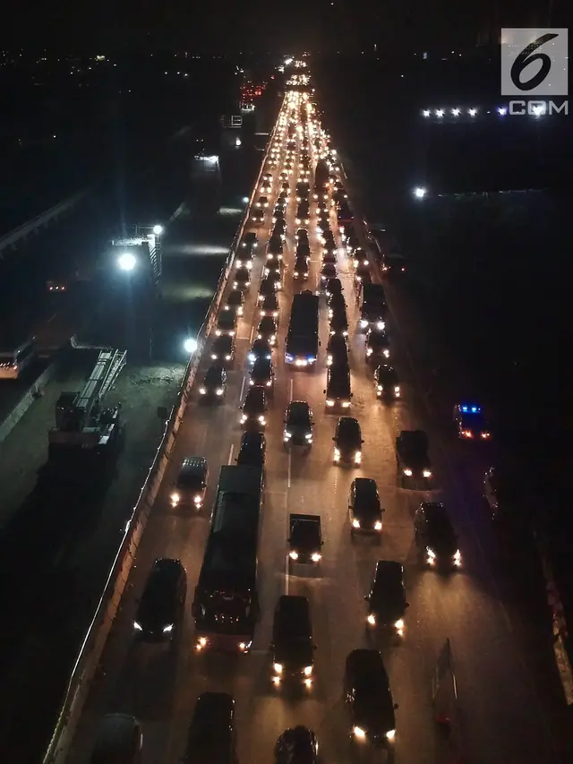 Kepadatan Kendaraan di Gerbang Tol Cikarang Utama