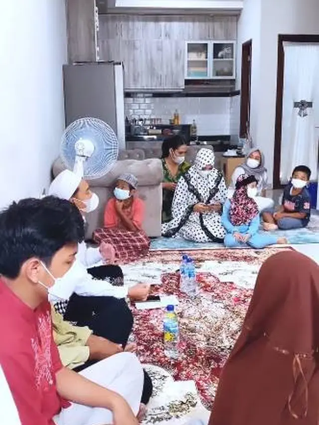 Akun Instagram Kembali, Ini 7 Momen Lucinta Luna Gelar Tasyakuran Bersama Anak Yatim