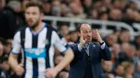 Pelatih Newcastle, Rafael Benitez mengintruksikan para pemainnya saat melawan Manchester City pada lanjutan liga Inggris di St James 'Park (20/4). Newcastle bermain imbang atas City dengan skor 1-1. (Reuters / Lee Smith)