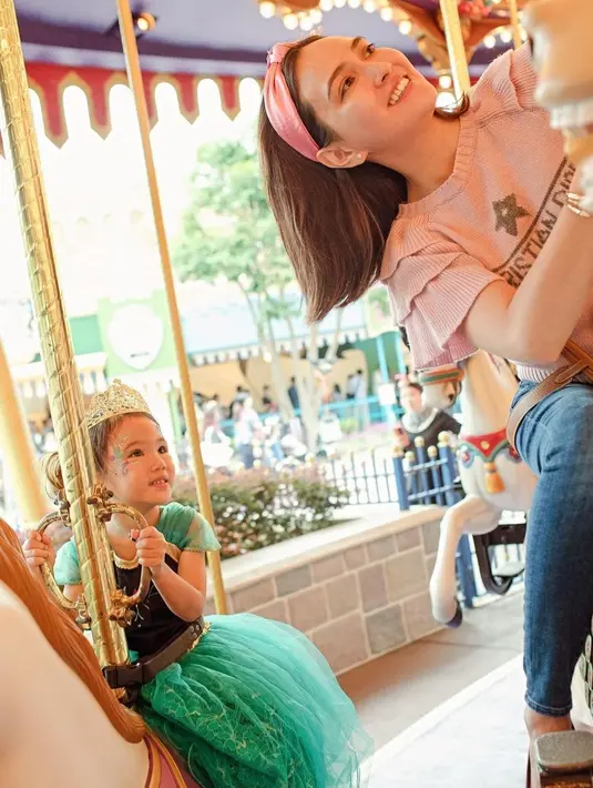 Penampilan Claire pun dipuji netizen. Tak sedikit menyebut Claire semakin cantik seperti sang mama. [Instagram/shandyaulia]