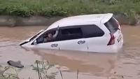 Detik-Detik Dramatis Mobil Terjun ke Irigasi sampai Penumpang Teriak-Teriak Minta Tolong