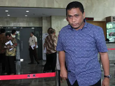 Staff Ahli komisi V DPR, Jailani usai menjalani pemeriksaan oleh penyidik KPK, Jakarta, Selasa (23/2). Jailani di periksa sebagai saksi Abdul Khoir, Direktur Utama PT Windu Tunggal Utama. (Liputan6.com/Helmi Afandi)