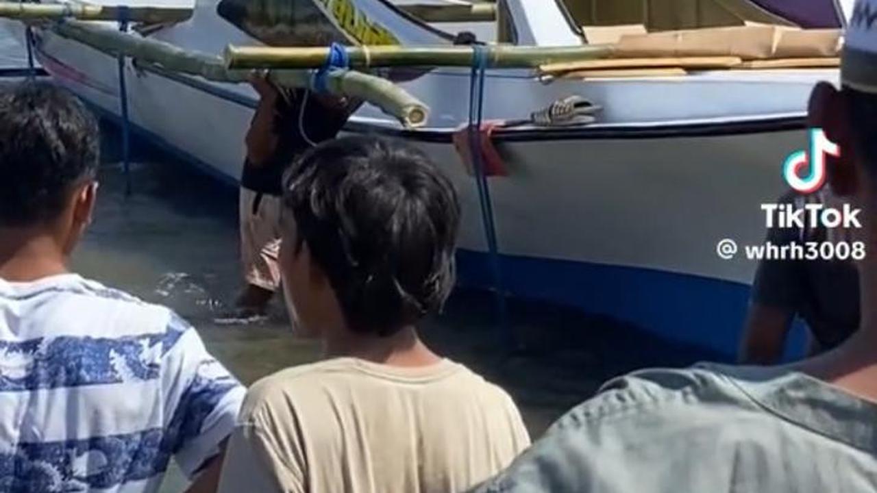 Sempat Viral karena Terombang Ambing di Lautan bersama Anaknya, Intip Proses Penurunan Perahu Baru Pak Aco