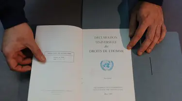 Foto yang diambil pada tanggal 9 Desember 2023 ini menunjukkan dokumen dari Departemen Informasi Perserikatan Bangsa-Bangsa, tertanggal Maret 1949, dipajang oleh seorang karyawan di Bibliotheque Nationale de France (BnF - Perpustakaan Nasional Prancis) di Paris. (Dimitar DILKOFF/AFP)