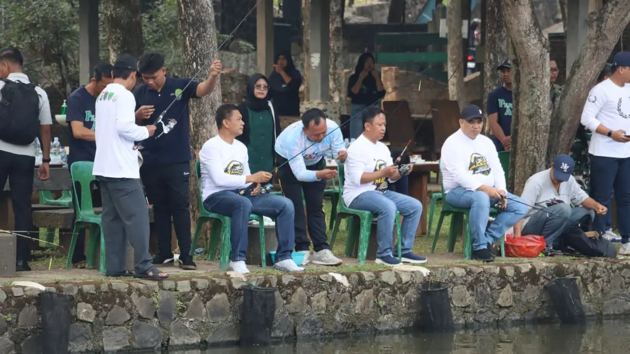 Momen pejabat Polri dan Kejaksaan di Depok bertanding memancing. (Liputan6.com.Dicky Agung Prihanto)