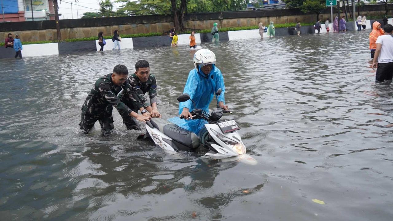 FOTO: Banjir Pademangan, Prajurit TNI AL Bantu Warga