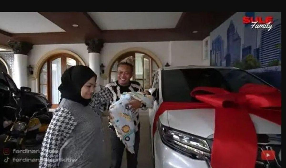 Nathalie Holscher mendapat kejutan ulang tahun berupa mobil Alphard warna putih pada Desember 2021 dari Sule, saat keduanya masih dalam pernikahan.