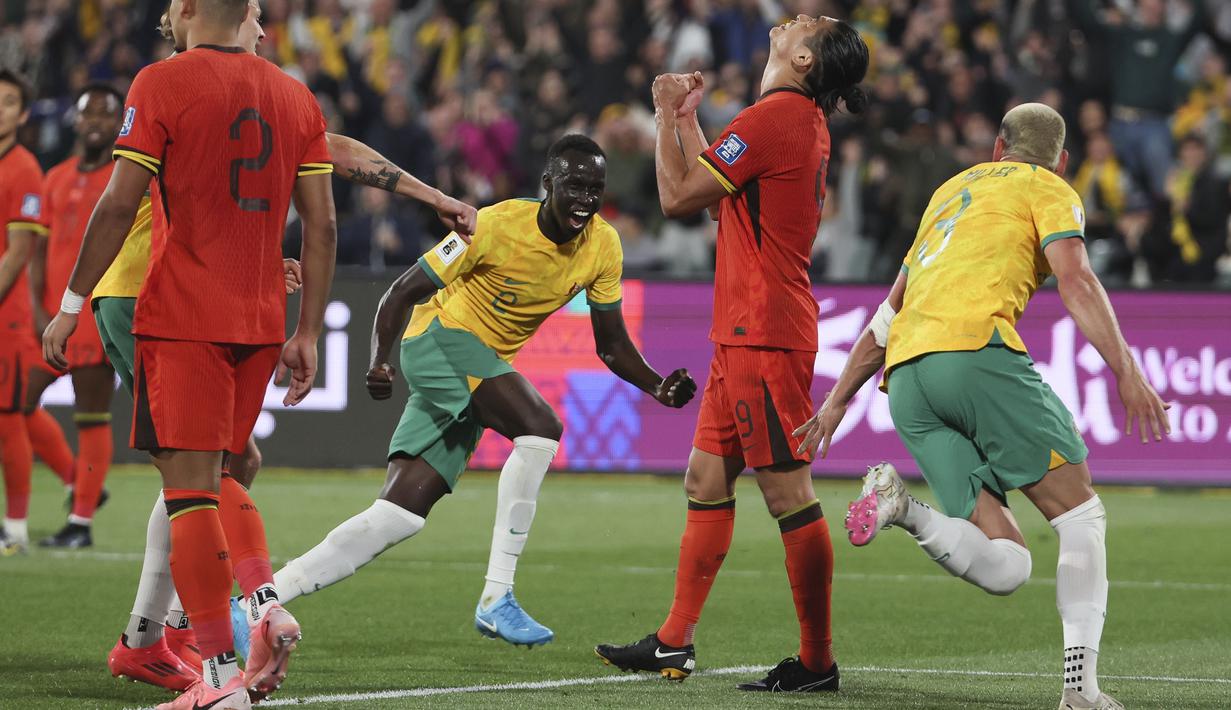 Ekspresi kecewa pemain China setelah gawang mereka dibobol oleh pemain Australia, Lewis Miller (kanan) saat laga lanjutan Grup C Kualifikasi Piala Dunia 2026 yang berlangsung di Adelaide Oval, Adelaide, Australia, Kamis (10/10/2024). (AP Photo/James Elsby)