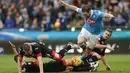 Pemain Napoli, Gonzalo Higuain, berusaha dihentikan pergerakannya oleh pemain Empoli pada lanjutan Serie A Italia di Stadion San Paolo, Minggu (31/1/2016) malam WIB. (Reuters/Ciro Da Luca)