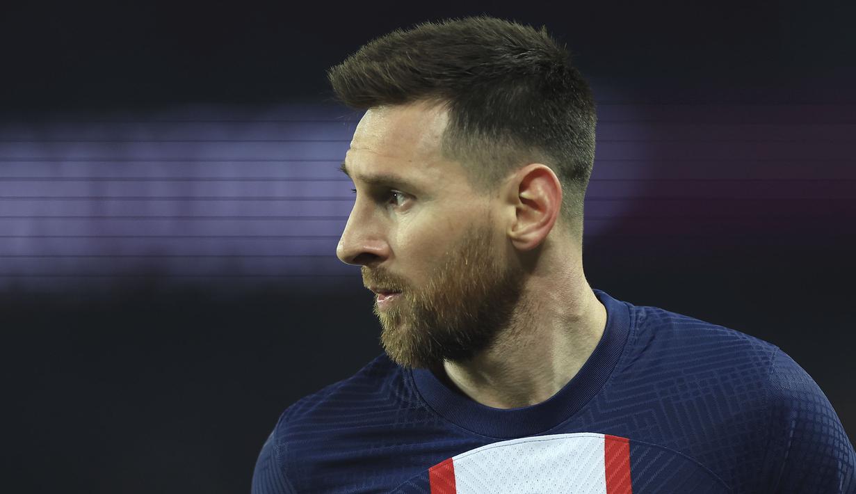 Pemain Paris Saint-Germain, Lionel Messi saat laga pekan ke-29 Liga Prancis 2022/2023 melawan Lyon di Parc de Pricess, Paris, Senin (3/4/2023) WIB. PSG kalah dengan skor 0-1 dari Lyon. (AP Photo/Aurelien Morissard)