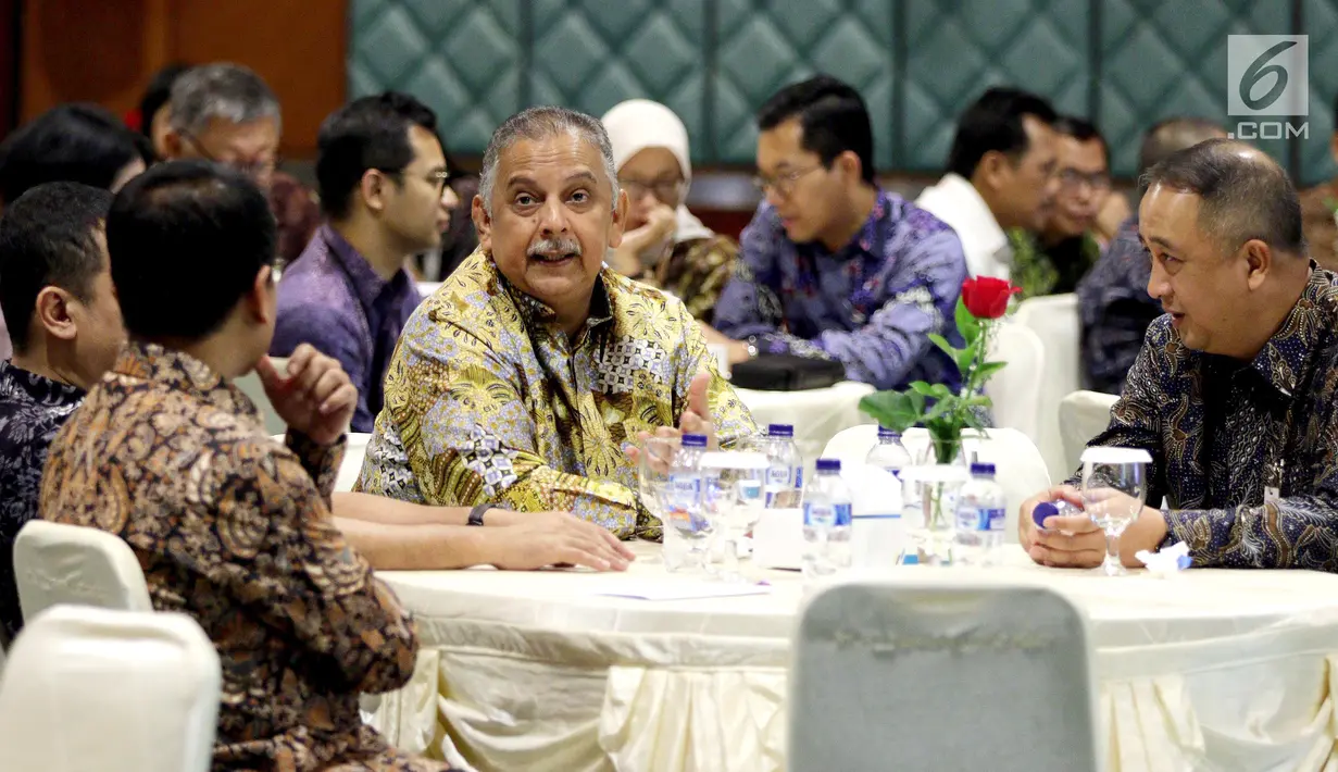 Dirut PLN Sofyan Basir berbincang dengan para investor saat penandatanganan surat perjanjian kredit Rp 4,5 triliun sindikasi Proyek Transmisi dan Gardu Induk Jawa bagian tengah di Jakarta, Rabu (14/11). (Liputan6.com/Johan Tallo)