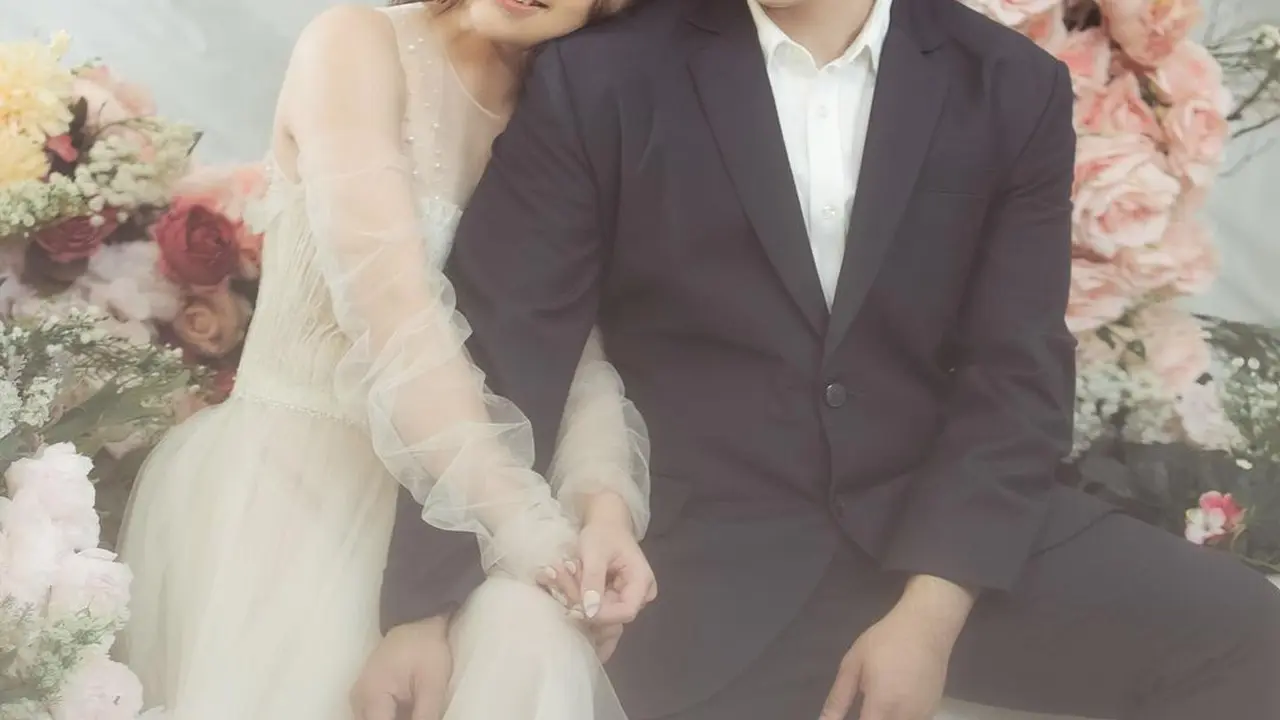 Gaya pemotretan Jordi Onsu dan Frislly Herlind yang makin mesra. (Sumber: Instagram/fdphotography90)