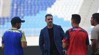 Pelatih baru Arema FC, Marcos Santos, berkunjung ke sesi latihan tim di Stadion Kanjuruhan, Kabupaten Malang, Kamis (26/6/2025). (Bola.com/Iwan Setiawan)