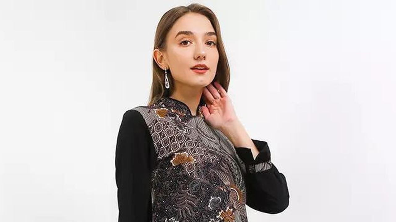 3. Pilih Atasan Batik Berwarna Netral yang Bisa Dipadukan dengan Bawahan Hitam untuk Acara Formal<br>