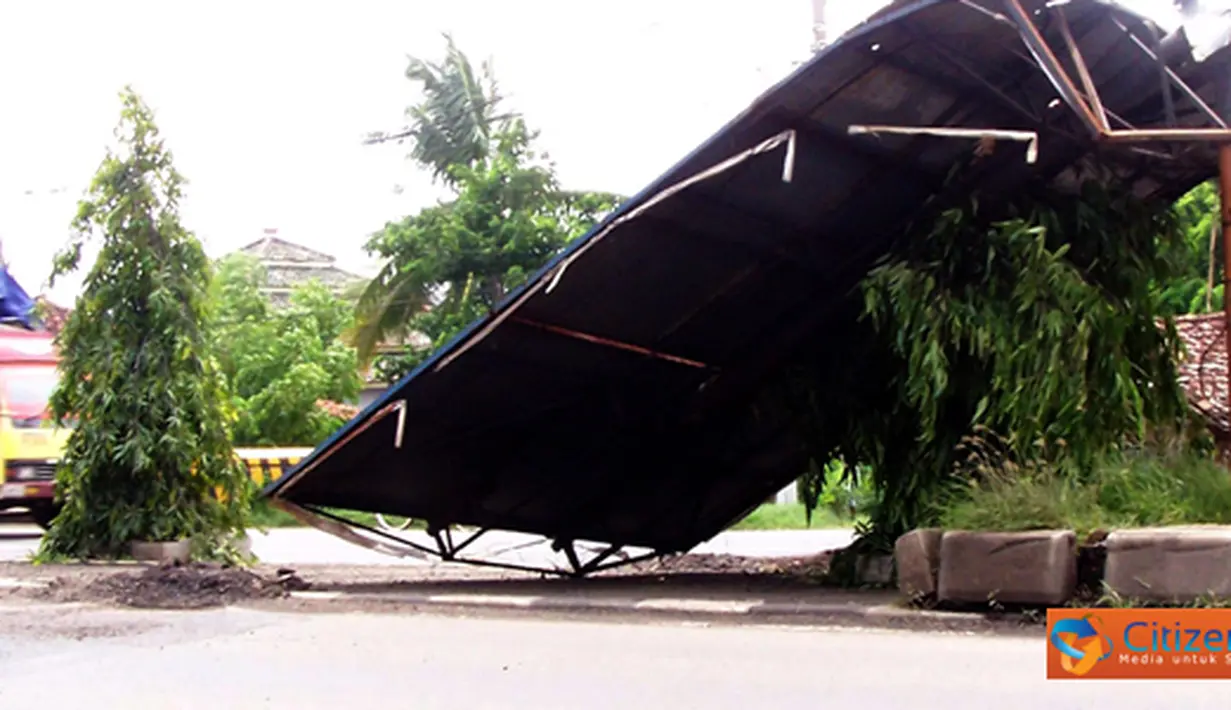 Citizen6, Pantura: Akibat angin puting beliung membuat sebuah baliho yang berada di jalur Pantura, Desa Bugel Patrol, Indramayu roboh. (Pengirim: Tresna)